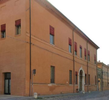 Ingresso su via della Ghiara